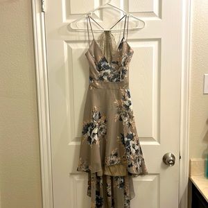 Floral summer dress with lacy back. (Zips)